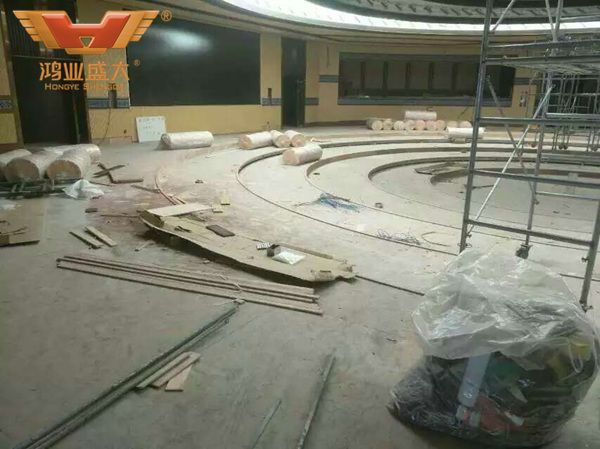 酒店國際會議室的環形會議臺正在安裝