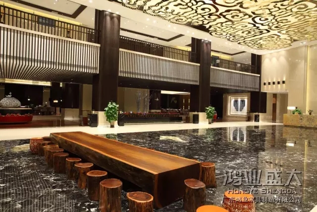 進(jìn)口原木，色澤均勻，文理清晰明確，質(zhì)硬重，堅(jiān)韌，平整度高