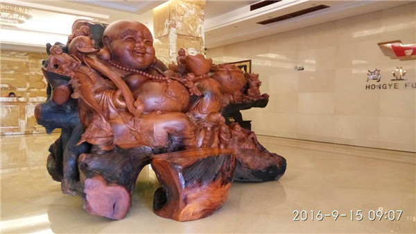 鴻業辦公家具工廠五星級展廳鎮店之寶彌勒佛