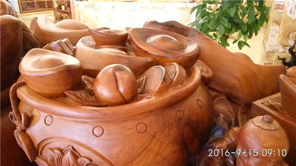 鴻業辦公家具展廳鎮店之寶彌勒佛手抱元寶