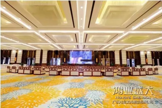 接待沙發(fā)在外觀上給人的印象是&ldquo;厚實(shí)&rdquo;，近看有剛毅的氣質(zhì)