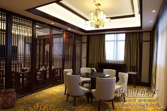 白色椅子讓整個(gè)房間不那么沉悶，寧?kù)o中透著一股素凈