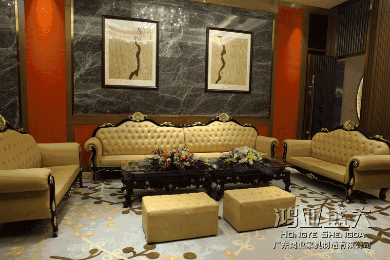 根歐式古典家具的雍容與奢華，藝術(shù)的靈感元素、現(xiàn)代的工藝和實(shí)用的功能結(jié)合得天衣無縫。