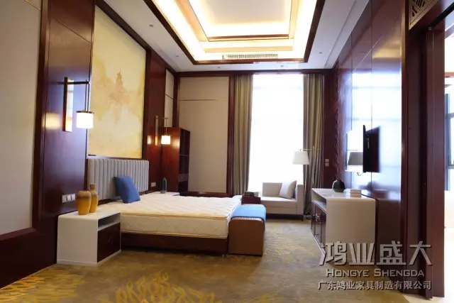 套房的各款家具搭配得熱心細(xì)致，打造溫暖親切的住宿氛圍