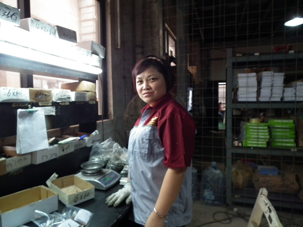  這一刻小編用鏡頭定格了鴻業(yè)公司媽媽們幸福的微笑，希望遠在老家的親朋好友，可以放心自己的媽媽。