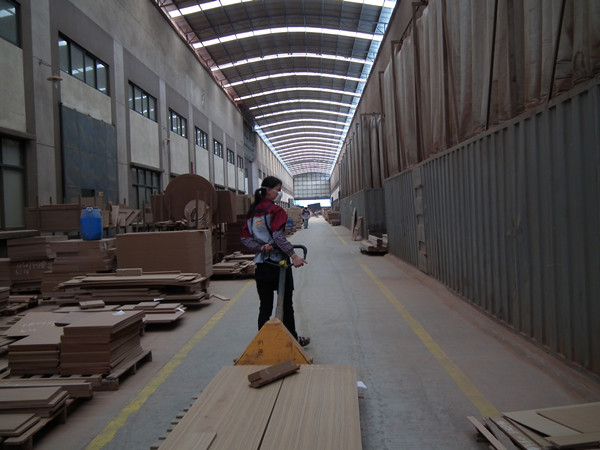 現(xiàn)每當提到孩子的讀書時，她的嘴角漸漸浮起一絲微笑。是啊，孩子永遠是父母的心頭肉，他們可以微笑著面對生活。    