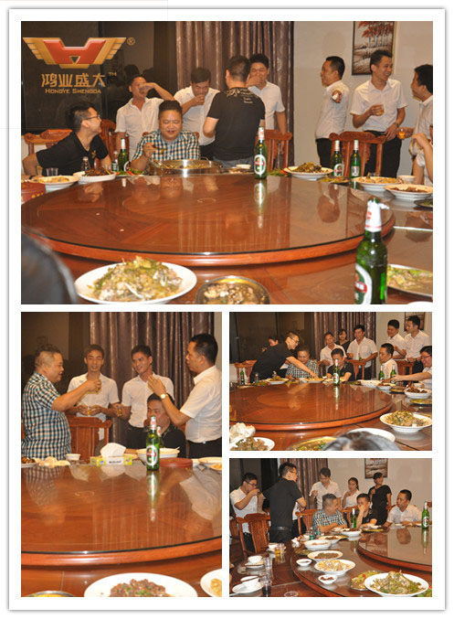  在餐桌上大家相互敬酒，你一杯，我一杯，氣氛很是融洽，當然在氣氛融洽的同時老板為每一位員工一一表達了謝意，感謝為公司的付出，同時為每位員工贈送了一盒月餅。讓員工感受到了老板以及公司對他們的厚愛