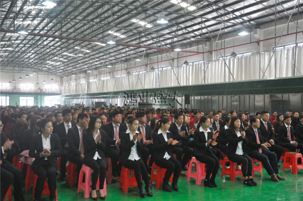 鴻業家具覃總正在為此次大會致開幕詞