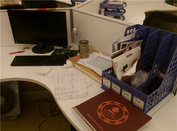 鴻業家具某張太亂的辦公桌