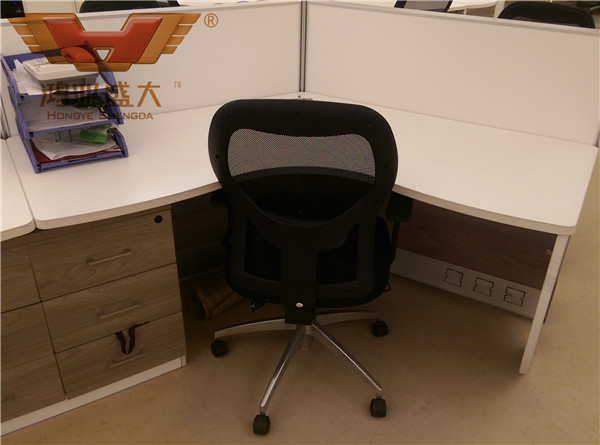 鴻業家具某張整齊地辦公桌