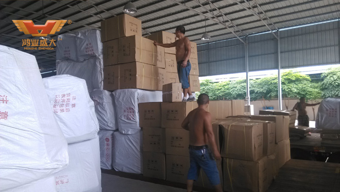 鴻業員工們在努力把貨物準備好，讓客戶放心。