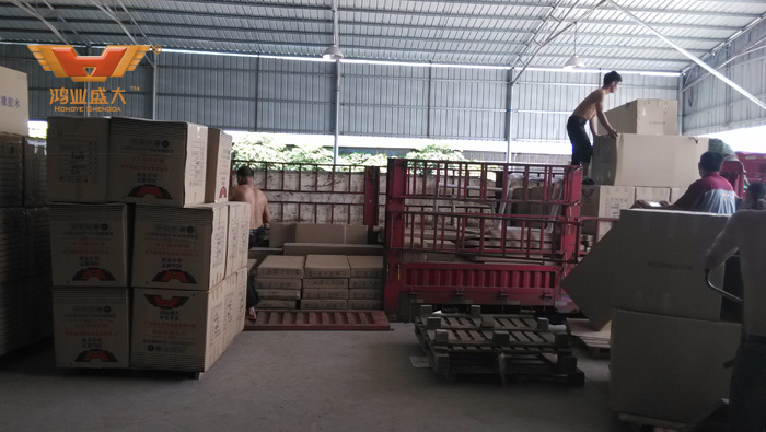 鴻業(yè)家具出貨平臺(tái)為杜總辦公家具采購(gòu)項(xiàng)目裝貨現(xiàn)場(chǎng)直擊: