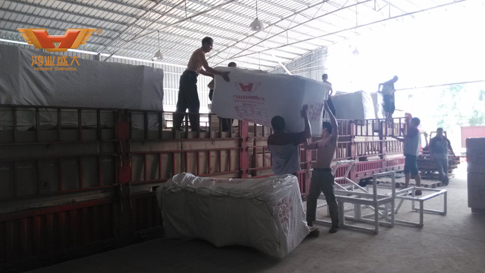 鴻業(yè)家具出貨平臺(tái)為杜總辦公家具采購(gòu)項(xiàng)目裝貨現(xiàn)場(chǎng)直擊: