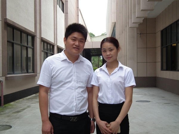  他們是一對夫妻，為了生活，她們微笑著，因為他們知道無論多么困難，多少不公平，沒有什么過不去的坎，也沒有賣不了的家具，因為他們一直堅信著努力就會有結(jié)果，用樂觀的生活態(tài)度去面對生活，用微笑面對一切的困難！