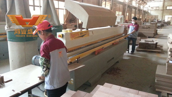 鴻業辦公家具封邊工藝車間