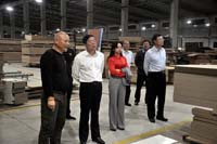 贛州市副市長南康區(qū)委書記 徐兵一行，蒞臨鴻業(yè)家具集團考察